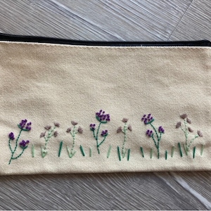 花の刺繍が施されたペンケース