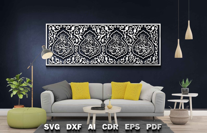 Puede incluir: Una pieza de arte de pared de metal blanco con intrincados dise&ntilde;os florales y caligraf&iacute;a &aacute;rabe. El arte est&aacute; colgado en una pared azul oscuro sobre un sof&aacute; gris con almohadas amarillas.