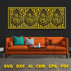 Puede incluir: Un dise&ntilde;o de caligraf&iacute;a isl&aacute;mica amarillo con patrones florales sobre un fondo negro. El dise&ntilde;o est&aacute; enmarcado y se muestra en una pared sobre un sof&aacute; marr&oacute;n en una sala de estar.