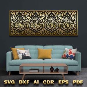 Puede incluir: Una decoraci&oacute;n de pared de metal dorado con intrincada caligraf&iacute;a &aacute;rabe y dise&ntilde;os florales. La decoraci&oacute;n est&aacute; colgada en una pared gris oscuro sobre un sof&aacute; azul claro con almohadas.