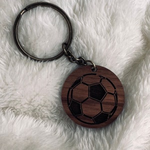 Fußball Schlüsselanhänger, Sport, nach Maß aus Holz graviert, personalisiert, Rucksack Accessoire