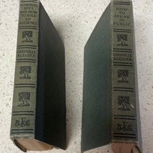 Può includere: Due libri antichi con copertina rigida verde intitolati "Come parlare in pubblico" e "Colpi e come tenere un pubblico" di Grenville Kleiser.