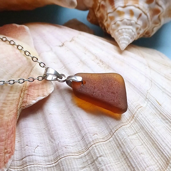 Verre poli "Caramel": chaîne et pendentif