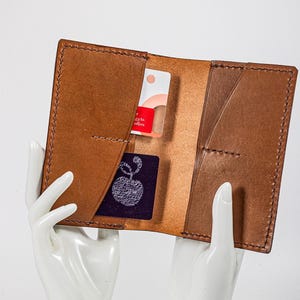 Handgefertigter Lederpass und Kartenhalter Stilvoller Reiseveranstalter für Pässe Ausweise Kreditkarten Geschenk für Reisende Handgenähte Brieftasche