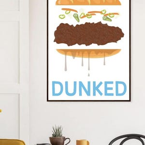 Op de afbeelding: Een witte achtergrond met een cartoonillustratie van een druipende hamburger met het woord "DUNKED" in blauwe tekst eronder.