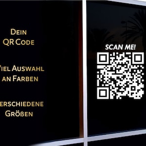 Könnte beinhalten: Ein schwarz-weißer QR-Code mit dem Text "SCAN ME!" darüber. Der Text "DEIN QR CODE", "VIEL AUSWAHL AN FARBEN" und "VERSCHIEDENE GRÖßEN" ist in Gold auf schwarzem Hintergrund geschrieben.