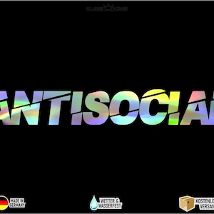 Könnte beinhalten: Ein holografischer Aufkleber mit dem Wort "ANTISOCIAL" in einem Regenbogen-Farbschema. Der Aufkleber ist in Deutschland hergestellt und wetter- und wasserfest.