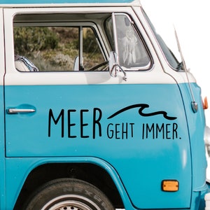 Könnte beinhalten: Ein blauer Van mit einem Aufkleber an der Seite, auf dem "MEER GEHT IMMER." steht. Der Aufkleber zeigt auch ein Wellenmuster.