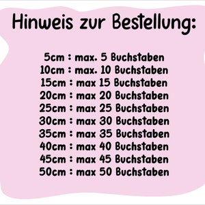 Op de afbeelding: Een roze achtergrond met zwarte tekst die "Hinweis zur Bestellung:" luidt, gevolgd door een lijst met maximale tekenlimieten voor verschillende tekstgroottes. De groottes worden in centimeters weergegeven, beginnend bij 5 cm en met stappen van 5 cm tot 50 cm.
