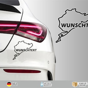 Könnte beinhalten: Ein weißes Auto mit einer schwarzen Umrandung der Nürburgring-Rennstrecke mit dem Text "WUNSCHTEXT" darauf. Das Auto steht auf einer weißen Fläche.