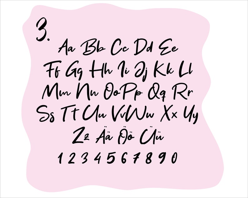 Op de afbeelding: Een roze achtergrond met een handgeschreven alfabet en cijfers in het zwart. Het alfabet bevat hoofdletters en kleine letters, evenals accentletters. De cijfers zijn 1 tot en met 9 en 0.