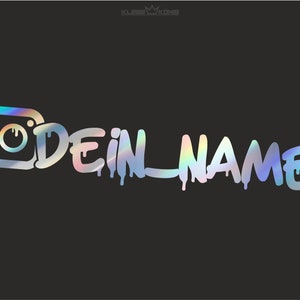Puede incluir: Una pegatina hologr&aacute;fica con un icono de c&aacute;mara de Instagram y el texto "DEIN NAME" en un estilo de pintura que gotea.
