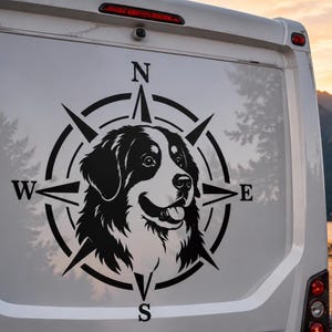 Könnte beinhalten: Ein schwarz-weißer Vinyl-Aufkleber mit dem Porträt eines Berner Sennenhundes, das in ein Kompassrosen-Design integriert ist. Der Kompass zeigt die Himmelsrichtungen N, E, S und W an den oberen, rechten, unteren und linken Spitzen des Motivs.