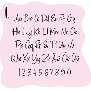 Op de afbeelding: Een roze achtergrond met een handgeschreven alfabet en cijfers in het zwart. De letters zijn in hoofdletters en kleine letters. De cijfers zijn 1 tot en met 9 en 0.