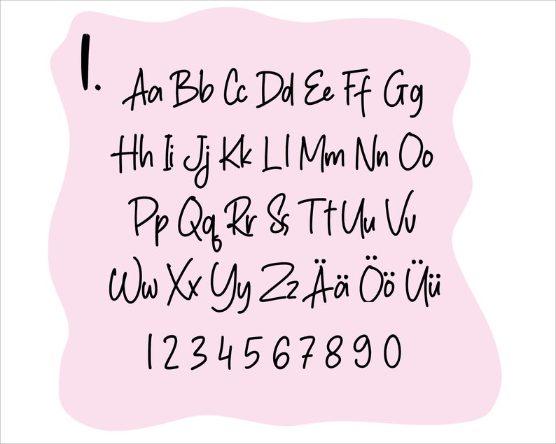 Op de afbeelding: Een roze achtergrond met een handgeschreven alfabet en cijfers in het zwart. De letters zijn in hoofdletters en kleine letters. De cijfers zijn 1 tot en met 9 en 0.