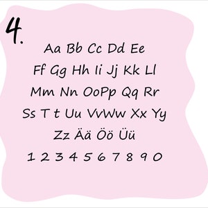 Op de afbeelding: Een roze achtergrond met het nummer 4 en een lijst met letters en cijfers. De letters omvatten het alfabet in hoofdletters en kleine letters, evenals de letters "&Auml;", "&Ouml;" en "&Uuml;". De cijfers omvatten 1 tot en met 9 en 0.