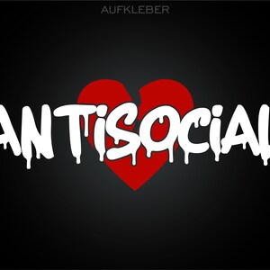Könnte beinhalten: Weißer Graffiti-Text mit der Aufschrift "ANTISOCIAL" mit einem Tropfeffekt. Ein rotes gebrochenes Herz befindet sich hinter dem Text.