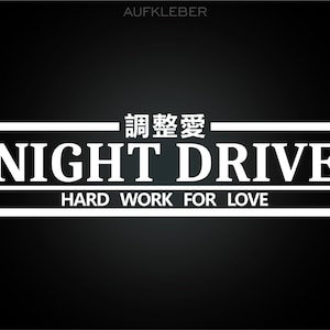 Könnte beinhalten: Weißer Aufkleber mit schwarzem Text, der "Night Drive" und "Hard Work For Love" lautet. Der Aufkleber enthält auch die chinesischen Schriftzeichen für "Bitte Liebe" in Weiß.