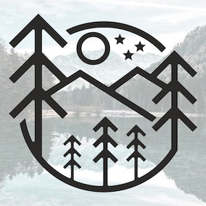 Könnte beinhalten: Schwarz-weiß-Linienkunst-Illustration einer Bergkette mit einem Mond und Sternen in einem Kreis. Auf beiden Seiten der Berge befinden sich Bäume.