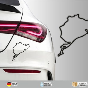Könnte beinhalten: Schwarz-weiße Umrandung der Nürburgring-Rennstrecke, eine beliebte deutsche Rennstrecke, auf einem weißen Auto. Der Aufkleber ist wetterfest.