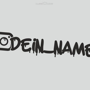 Puede incluir: Dise&ntilde;o gr&aacute;fico en blanco y negro de un icono de c&aacute;mara de Instagram con el texto "DEIN NAME" en un estilo de pintura que gotea.
