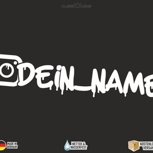 Puede incluir: Icono de c&aacute;mara de Instagram blanco con el texto "DEIN NAME" en un estilo de pintura que gotea. El texto est&aacute; en may&uacute;sculas y tiene una apariencia de graffiti.