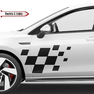 Könnte beinhalten: Ein weißes Auto mit einem schwarzen karierten Rennstreifen-Aufkleber an der Seite. Der Aufkleber ist im Pixel-Stil gehalten und hat einen verblassten Effekt. Der Text "Rechts & Links" ist auf einem roten Pfeil in der oberen linken Ecke des Bildes zu sehen.