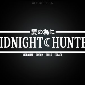 Könnte beinhalten: Schwarzweißes Grafikdesign mit dem Text "MIDNIGHT HUNTER" und dem japanischen Text "愛の 為に" darüber. Der Text "VISUALIZE DREAM BUILD ESCAPE" befindet sich unter dem Haupttext.
