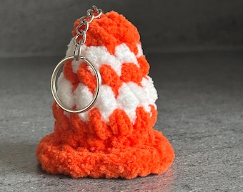 Llavero de cono de tráfico de ganchillo, colgante para bolso de amigurumi hecho a mano, regalo original para rellenar calcetines navideños, mini accesorio de cono de seguridad naranja