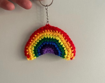 Llavero arcoíris de ganchillo hecho a mano, adorno para bolso estilo boho, accesorios arcoíris, llavero brillante, idea de regalo pequeño, regalo del orgullo, regalo para buzón