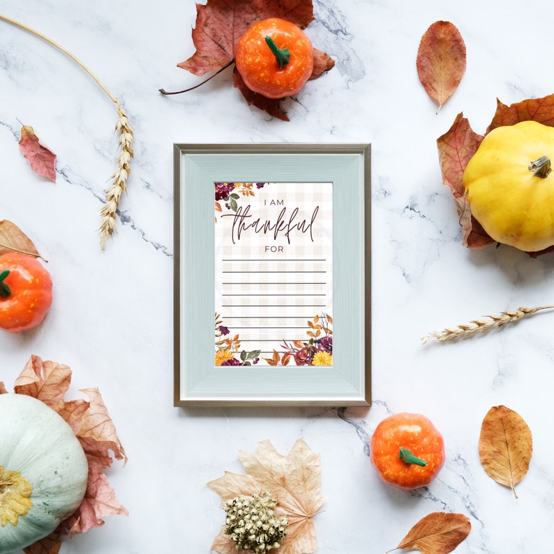 Puede incluir: Un diario de gratitud de Acci&oacute;n de Gracias imprimible con un fondo blanco y un dise&ntilde;o floral. El texto dice "Estoy agradecido por".