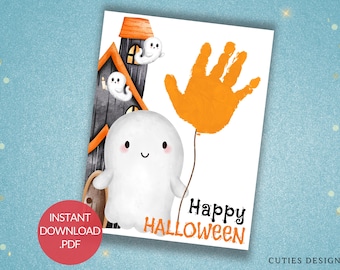 Puede incluir: Una tarjeta de Halloween imprimible con un lindo fantasma sosteniendo un globo con una huella de mano. La tarjeta dice "Feliz Halloween" y tiene una casa encantada en el fondo.