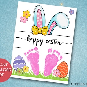 Könnte beinhalten: Druckbarer Osterhasen-Fußabdruck-Kunstdruck mit rosa Fußabdrücken, einem blauen Hasenohren-Stirnband mit gelber Schleife und bunten Ostereiern. Der Text "happy easter" steht auf dem Blatt.