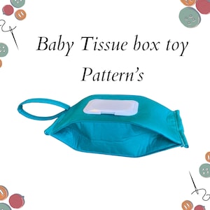 Puede incluir: Un juguete de caja de pañuelos de tela azul turquesa con una ventana de plástico blanco y un asa. El juguete está diseñado para contener una caja de pañuelos de tamaño estándar.