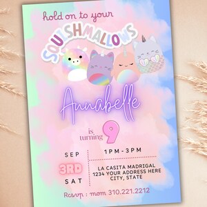 Puede incluir: Una invitación de cumpleaños en colores pastel con el texto "hold on to your SQUISHMALLOWS" y el nombre "Annabelle". La invitación incluye la fecha, la hora y la información de RSVP. El diseño incorpora lindos personajes de dibujos animados.