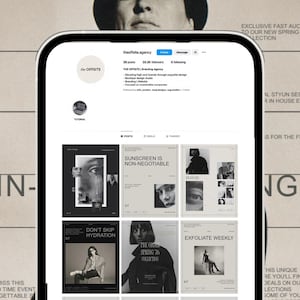 Puede incluir: Una pantalla de teléfono inteligente muestra el perfil de redes sociales de "theoffsite.agency". El perfil presenta un logotipo, publicaciones y el texto "SUNSCREEN IS NON-NEGOTIABLE". El fondo tiene un patrón de cuadrícula con la palabra "IN-" y otro texto.