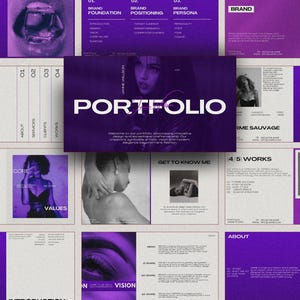Puede incluir: Diseño de portafolio digital con una combinación de colores púrpura y blanco. La palabra "PORTFOLIO" se muestra de forma destacada. El diseño incluye secciones para la base de la marca, el posicionamiento, la personalidad y las obras, con imágenes de personas y texto.