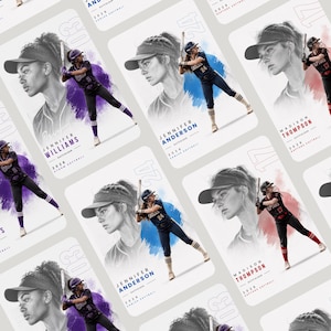 Puede incluir: Tarjetas coleccionables del equipo de softbol con retratos de jugadores y fotos de acción. Cada tarjeta incluye un retrato, una pose de acción e información del jugador. Las tarjetas tienen un fondo blanco con acentos coloridos y logotipos del equipo.
