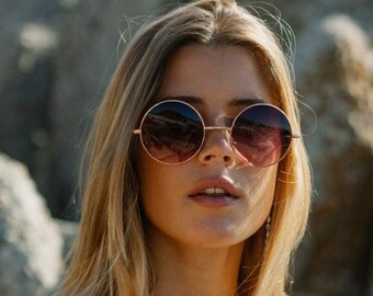 Occhiali da sole hippie rotondi stile vintage retrò con montatura oro argento e lenti marrone viola blu rosa nella nuova collezione Protezione UV al 100%