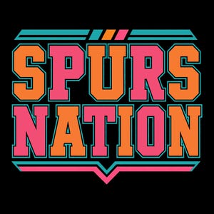 Puede incluir: Diseño gráfico sobre fondo negro con la inscripción "SPURS NATION" en letras grandes. El texto es principalmente naranja y rosa, delineado en turquesa. Encima del texto hay rayas turquesas y naranjas, y debajo un diseño turquesa y rosa.