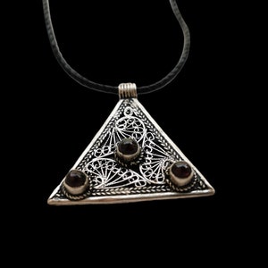 Collier berbère marocain vintage | Pendentif tribal en argent avec grenat et cordon en cuir