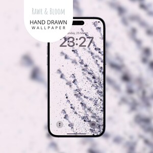 Op de afbeelding: Een smartphone toont een handgetekende wallpaper met een bloemenontwerp in wit- en grijstinten. De tijd en datum zijn zichtbaar. De tekst "RAWR & BLOOM HAND DRAWN WALLPAPER" staat linksboven.