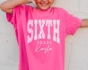 Personlig T-shirt för sjätte klass | Tillbaka till skolan första dagen i sjätte klass med namn, barnflicka-tröja, preppy trendig studentpresent