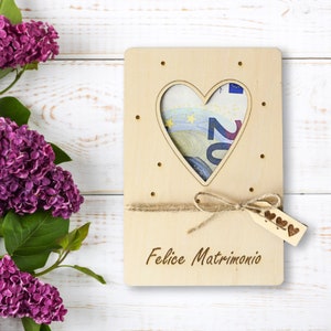Geldscheinhalter aus Holz zur Hochzeit mit verziertem Herz