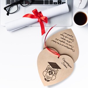 Biglietto di Auguri per Laurea in Legno, Design a Cuore con Gufetto, Messaggio di Congratulazioni, con Nastro Rosso