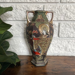 Jarrón japonés vintage pintado a mano con asas estilo art déco y figuras reales en negro y dorado, 11”, década de 1940