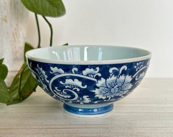 Ciotola da riso in porcellana vintage Arita Ware Sometsuke con decorazioni floreali blu e bianche, forno Saizan.