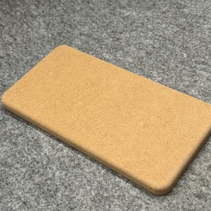Könnte beinhalten: Ein rechteckiges Stück unbehandeltes Holz, perfekt für Bastelprojekte. Das Holz ist hellbraun und hat eine glatte Oberfläche.