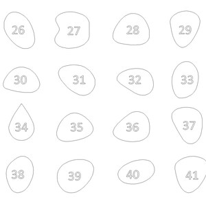 Könnte beinhalten: Ein Schwarzweißbild mit 16 unregelmäßig geformten Umrissen, die jeweils eine Zahl von 26 bis 41 enthalten.