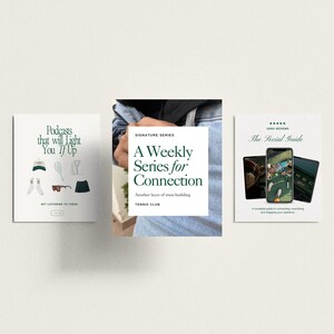 K&ouml;nnte beinhalten: Drei digitale Marketing-Produkt-Mockups. Das erste Mockup ist ein wei&szlig;es Quadrat mit gr&uuml;nem Text, der "Podcasts that will Light You 7/ Up" lautet. Das zweite Mockup ist ein Hintergrund aus Jeansstoff mit gr&uuml;nem Text, der "A Weekly Series for Connection" und "Another layer of trust building" lautet. Das dritte Mockup ist ein wei&szlig;es Quadrat mit gr&uuml;nem Text, der "The Social Guide" und "A complete guide to connecting, nurturing, and engaging your audience" lautet.